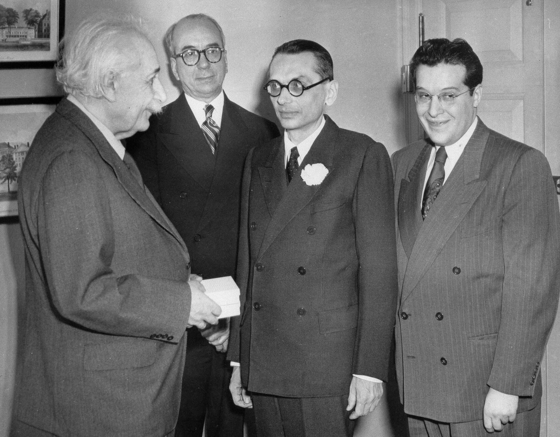 Albert Einstein presents the first Albert Einstein Award for achievement in the natural sciences, to Prof. Kurt Godel (second from right) and Prof. Julian Schwinger (right) at Princeton, N.J., March 14, 1951, Einstein's 72nd birthday.(AP Photo) - Sputnik International, 1920, 13.01.2023