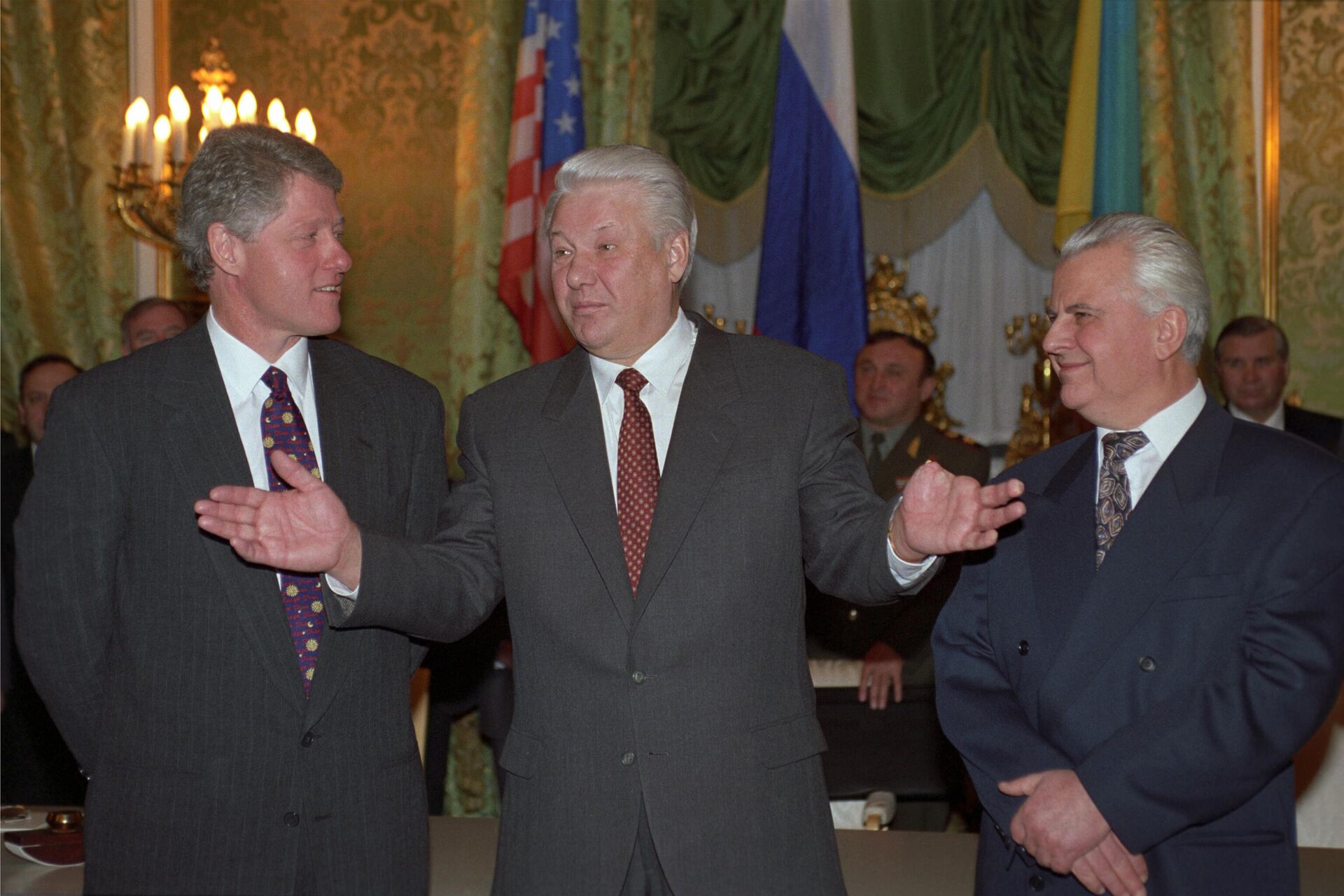 Left to right: US President Bill Clinton, Russian President Boris Yeltsin and Ukrainian President Leonid Kravchuk pose for photos in Moscow after signing trilateral agreement on the liquidation of nuclear weapons from Ukrainian territory. January 14, 1994. - Sputnik International, 1920, 14.01.2023