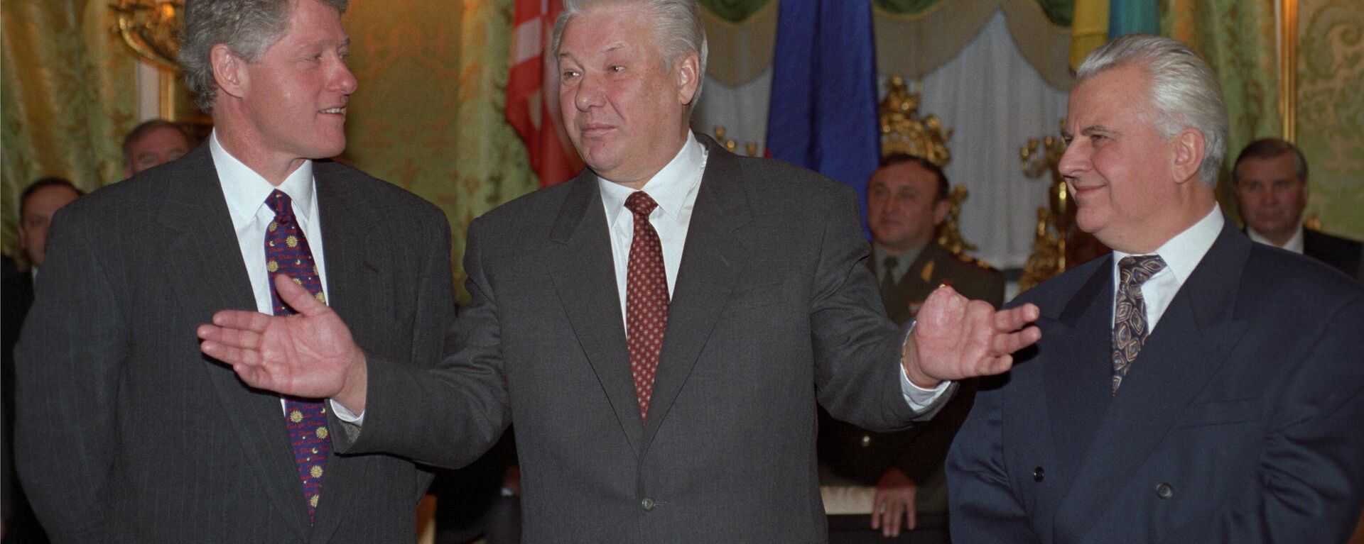 Left to right: US President Bill Clinton, Russian President Boris Yeltsin and Ukrainian President Leonid Kravchuk pose for photos in Moscow after signing trilateral agreement on the liquidation of nuclear weapons from Ukrainian territory. January 14, 1994. - Sputnik International, 1920, 05.04.2023