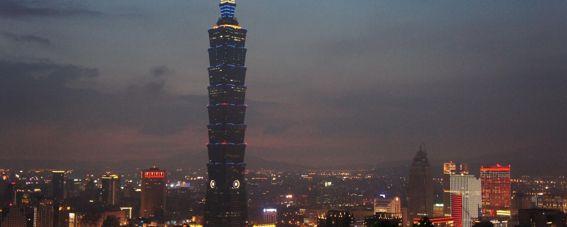 Taipei 101 at night from a moutain view (Taiwan) - Sputnik International, 1920, 13.01.2024