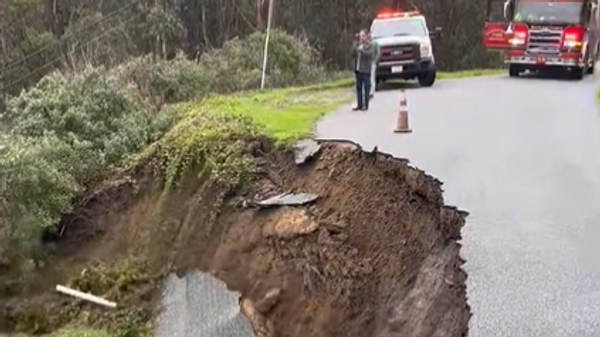 Road collapses in California due to heavy rainfall - Sputnik International