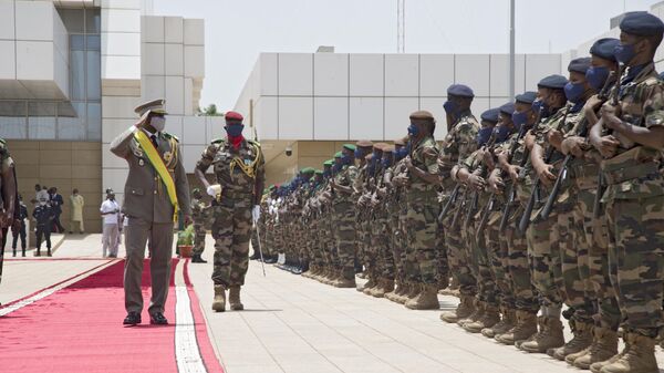 New interim Malian President, Colonel Assimi Goita (L), salutes members of the Malian Armed Forces after his swearing in ceremony in Bamako on June 7, 2021.  - Sputnik International
