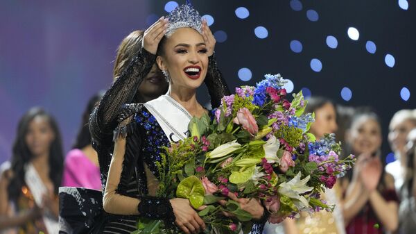 Победительница конкурса красоты Мисс Вселенная представительница США  Р’Бонни Габриэль - Sputnik International