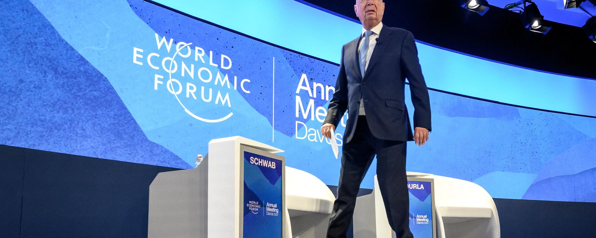 Founder and executive chairman of the World Economic Forum Klaus Schwab arrives on stage during the World Economic Forum (WEF) annual meeting in Davos, on May 25, 2022. File photo. - Sputnik International, 1920, 21.01.2023