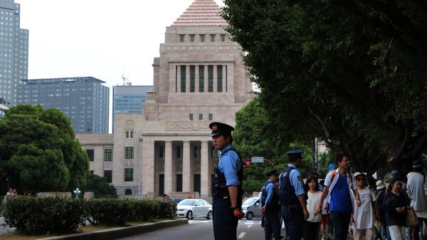 Police officers stand guard around the National Diet building in Tokyo - Sputnik International