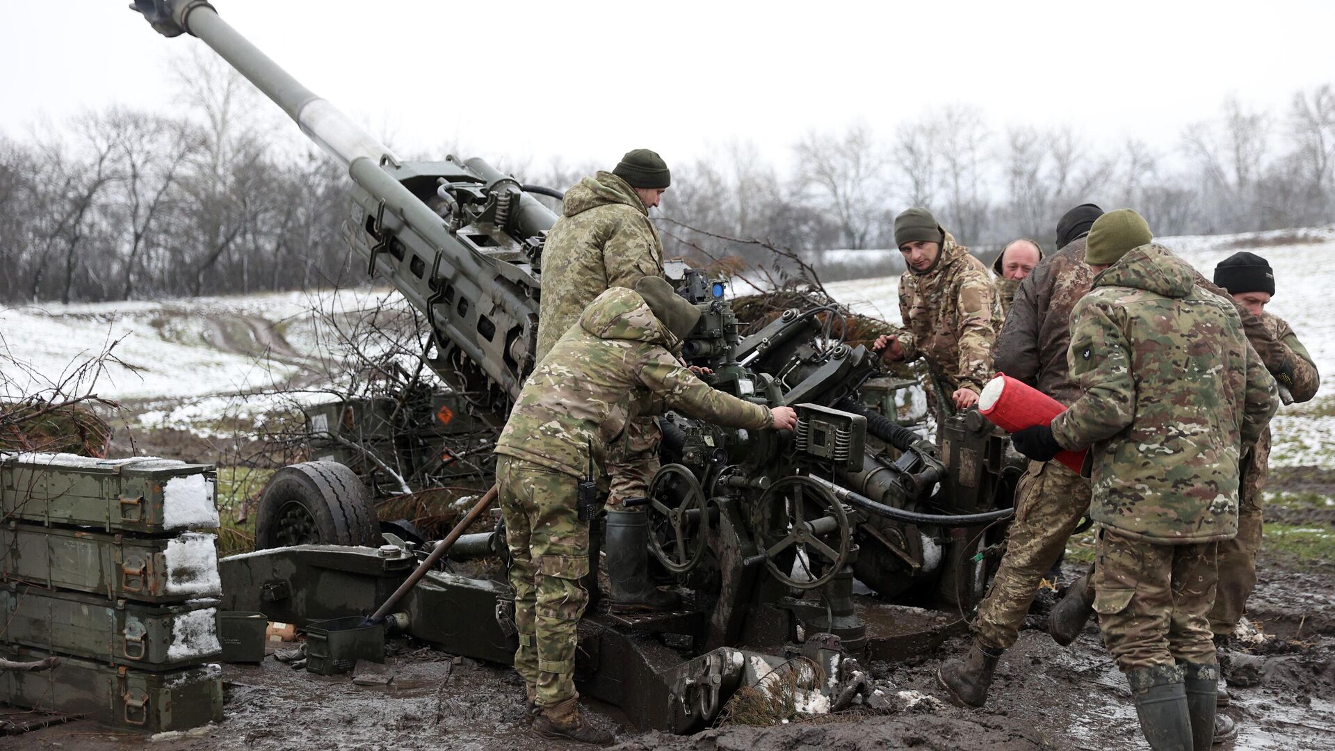 Ukrainian artillerymen reload a M777 howitzer as they fire towards Russian positions on the frontline of eastern Ukraine, on November 23, 2022 - Sputnik International, 1920, 16.01.2023