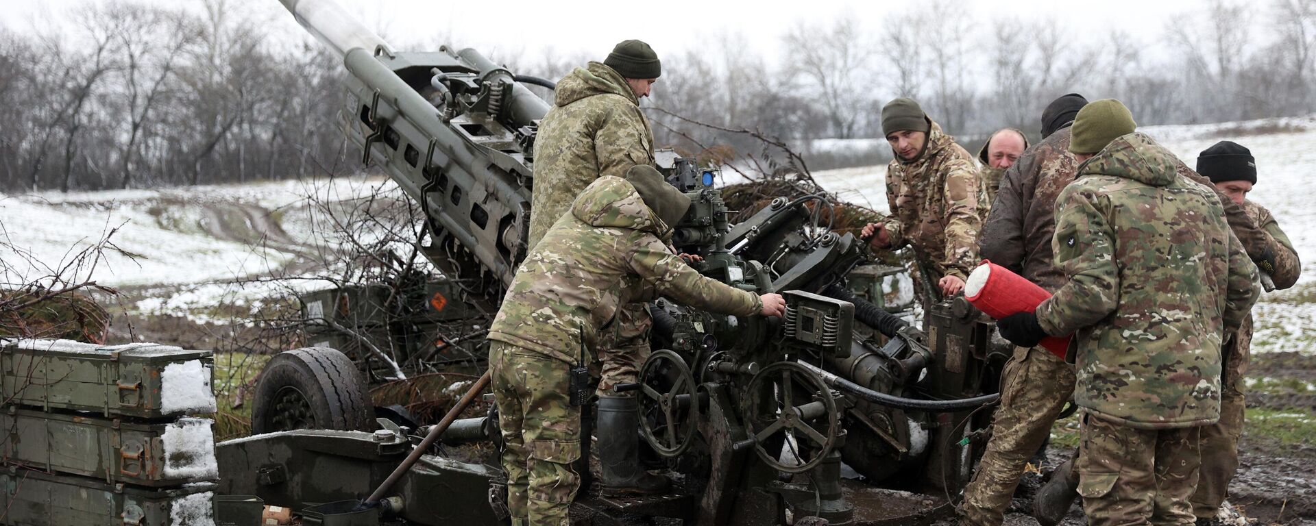 Ukrainian artillerymen reload a M777 howitzer as they fire towards Russian positions on the frontline of eastern Ukraine, on November 23, 2022 - Sputnik International, 1920, 16.01.2023