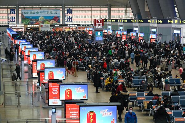 Passengers wait to check in at a railway station in Beijing on January 12, 2023, as the annual migration begins with people heading back to their hometowns for Lunar New Year celebrations. - Sputnik International