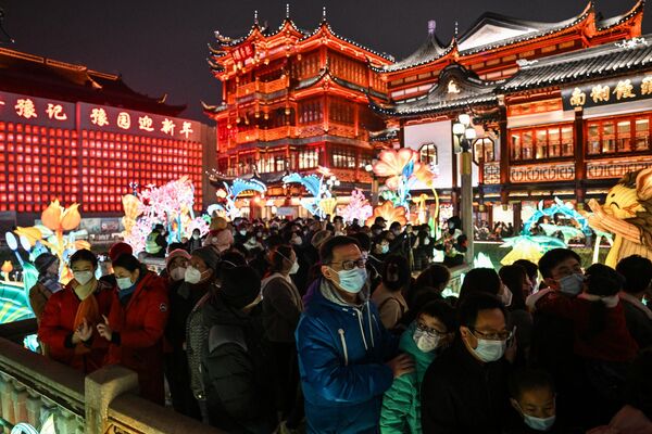New Year festivities usually last for at least five days. The main gift is a red envelope with money.Above: People visit Yu Garden ahead of the Lunar New Year of the rabbit in Shanghai. - Sputnik International