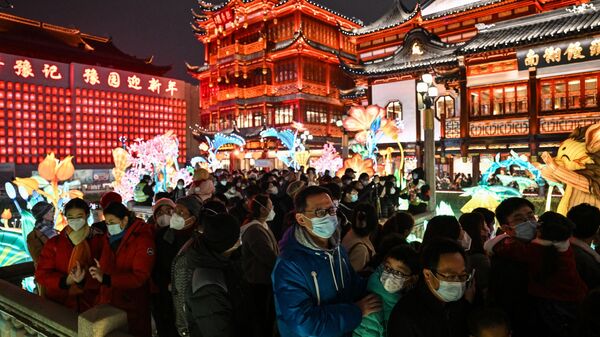  People visit Yu Garden ahead of the Lunar New Year of the Rabbit in Shanghai on January 9, 2023. - Sputnik International