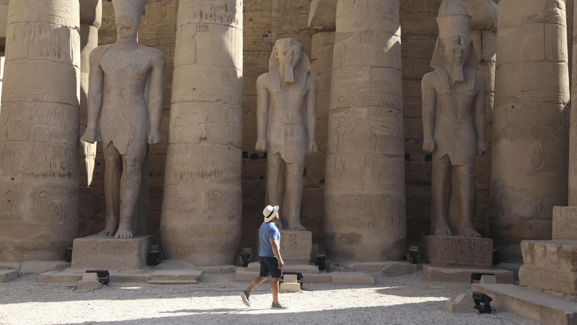 Tourists visit Luxor Temple ​on Friday, Nov. 26, 2021, one day after the reopening ceremony of the Avenue of Sphinxes commonly known as El Kebbash Road in Luxor, Egypt.  - Sputnik International, 1920, 16.01.2023