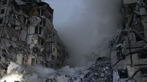 Emergency workers clear the rubble after building collapse in Dnepropetrovsk, Ukraine - Sputnik International