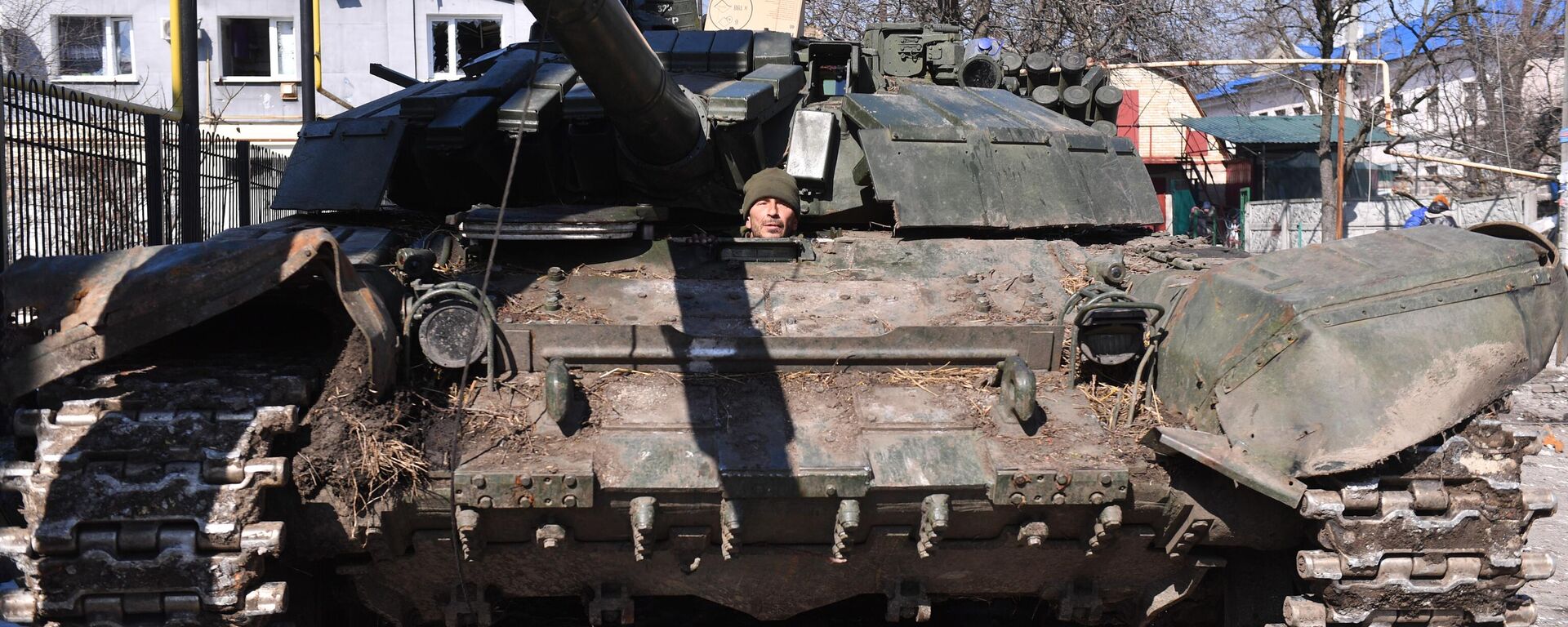 A serviceman of DPR People's Militia looks out of a tank in the city of Volnovakha - Sputnik International, 1920, 31.01.2023