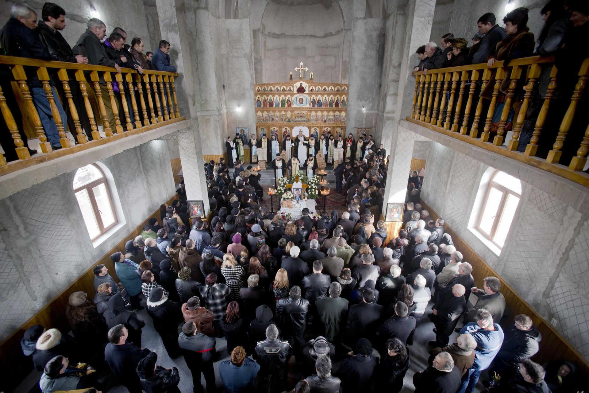People attend the funeral of Romanian engineer TIberiu Costache who was killed during the hostage crisis in Algeria, in the village of Tatarani, Romania, Thursday, Jan. 24, 2013. - Sputnik International, 1920, 16.01.2023