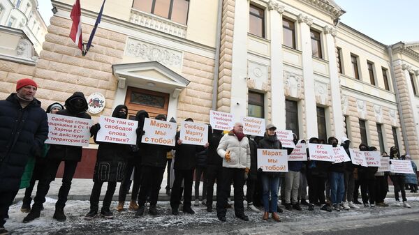 Protest near Latvian embassy in Moscow against detention of Sputnik editor Marat Kasem - Sputnik International