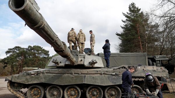 Soldiers work on a Challenger 2 main battle tank during during the Royal Electrical & Mechanical Engineers’ training exercise called Iron Challenge at the Longmoor training area, near Bordon, Hampshire, on March 14, 2022 - Sputnik International