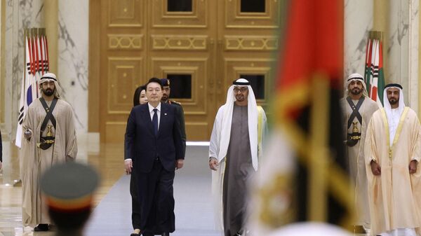 UAE's President Sheikh Mohamed bin Zayed Al-Nahyan (C-R) walks alongside South Korea's President Yoon Suk-yeol and his wife Kim Keon-hee (L)  - Sputnik International