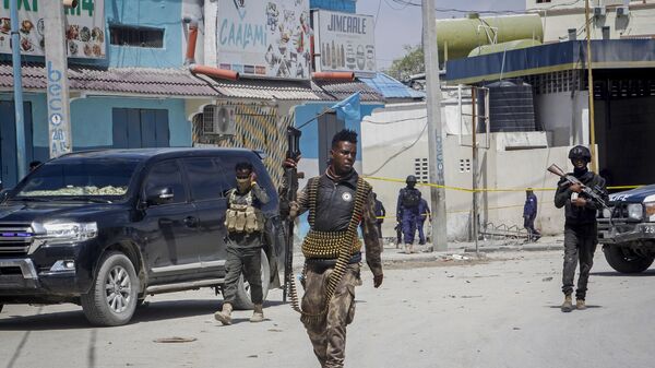 Security forces patrol at the scene, after gunmen stormed the Hayat Hotel in the capital Mogadishu, Somalia on Aug. 21, 2022 - Sputnik International