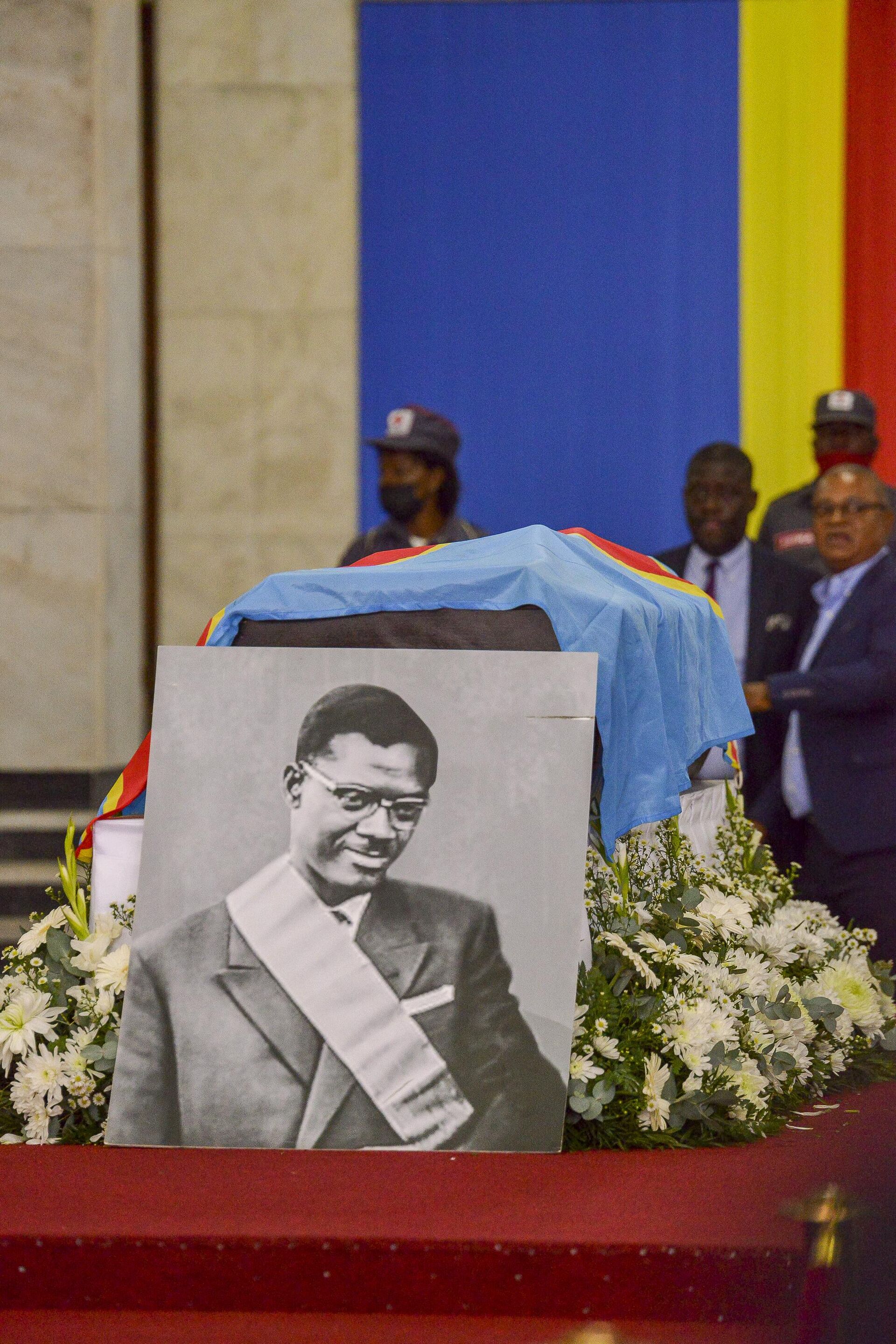 A portrait of slain Congolese independence hero Patrice Lumumba is seen near the casket containing his only surviving remains at Palais du Peuple in Kinshasa on June 27, 2022.  - Sputnik International, 1920, 17.01.2023