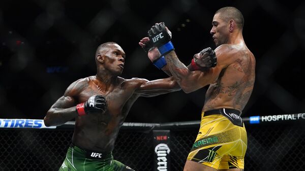 Brazil's Alex Pereira, right, fights Nigeria's Israel Adesanya during the third round of a middleweight bout title bout in the UFC 281 mixed martial arts event, Sunday, Nov. 13, 2022, in New York. - Sputnik International