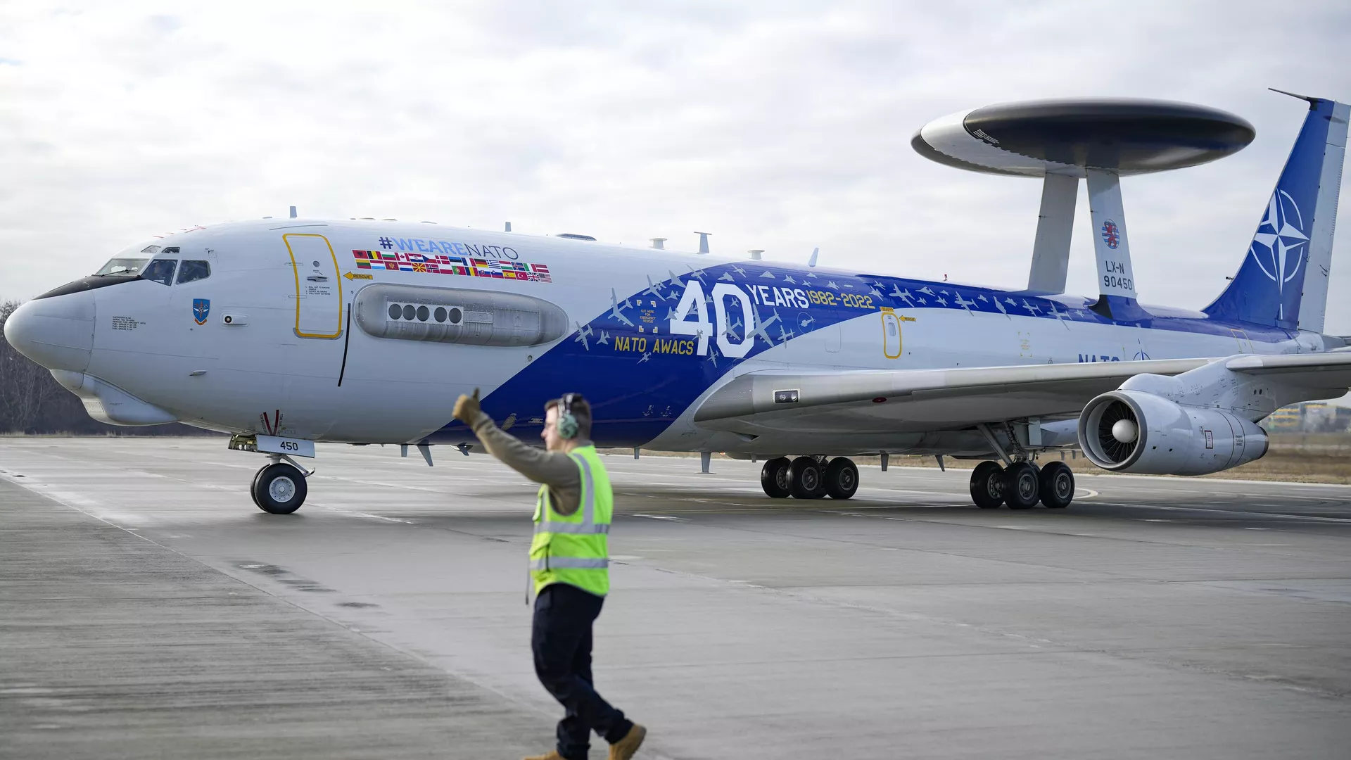 Un avión AWACS de la OTAN se dirige a una posición de estacionamiento en la base aérea rumana Baza 90 en Otopeni, Rumania - Sputnik Internacional, 1920, 10.12.2025