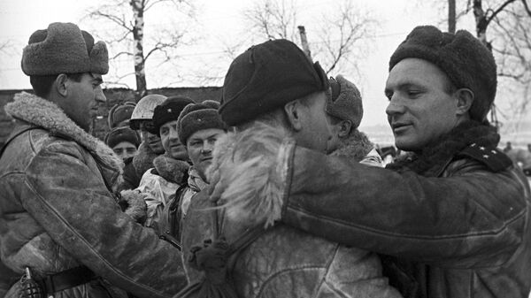 Soldiers of the Leningrad Front and the Volkhov Front link up during Operation Iskra. January 17, 1943 - Sputnik International
