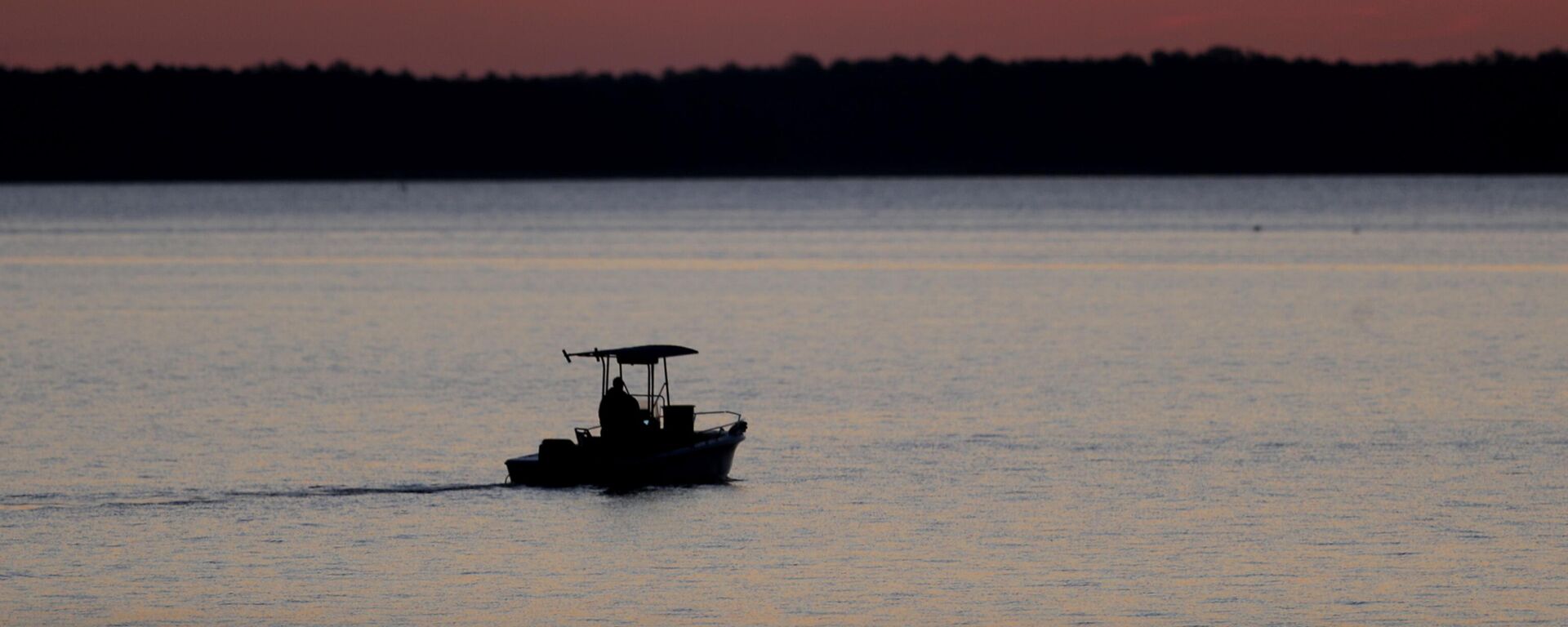 FILE - A small boat travels along the Honga River near the Chesapeake Bay, as the sky lights up at sunrise in Fishing Creek, Md., May 14, 2020. In an evaluation released on Thursday, Jan. 5, 2023, the Chesapeake Bay Foundation, an environmental group, gave the Chesapeake Bay watershed a D-plus grade, the same grade it gave the watershed in its last report in 2020.  - Sputnik International, 1920, 17.01.2023