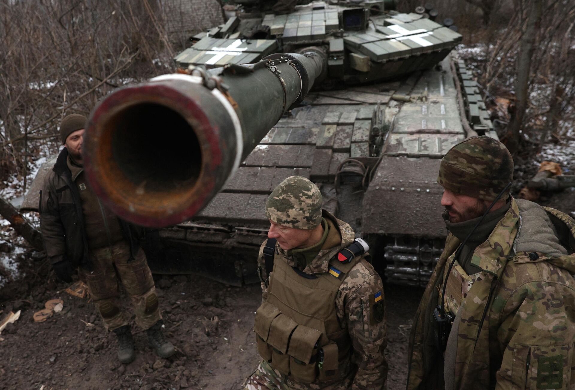 Ukrainian servicemen stand near a tank on the frontline near Kreminna, Lugansk region, on January 12, 2023 - Sputnik International, 1920, 18.01.2023