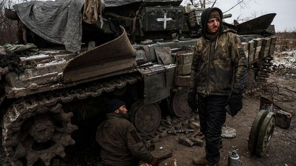 Ukrainian servicemen repair a tank near Kremennaya, LPR, on January 12, 2023 - Sputnik International