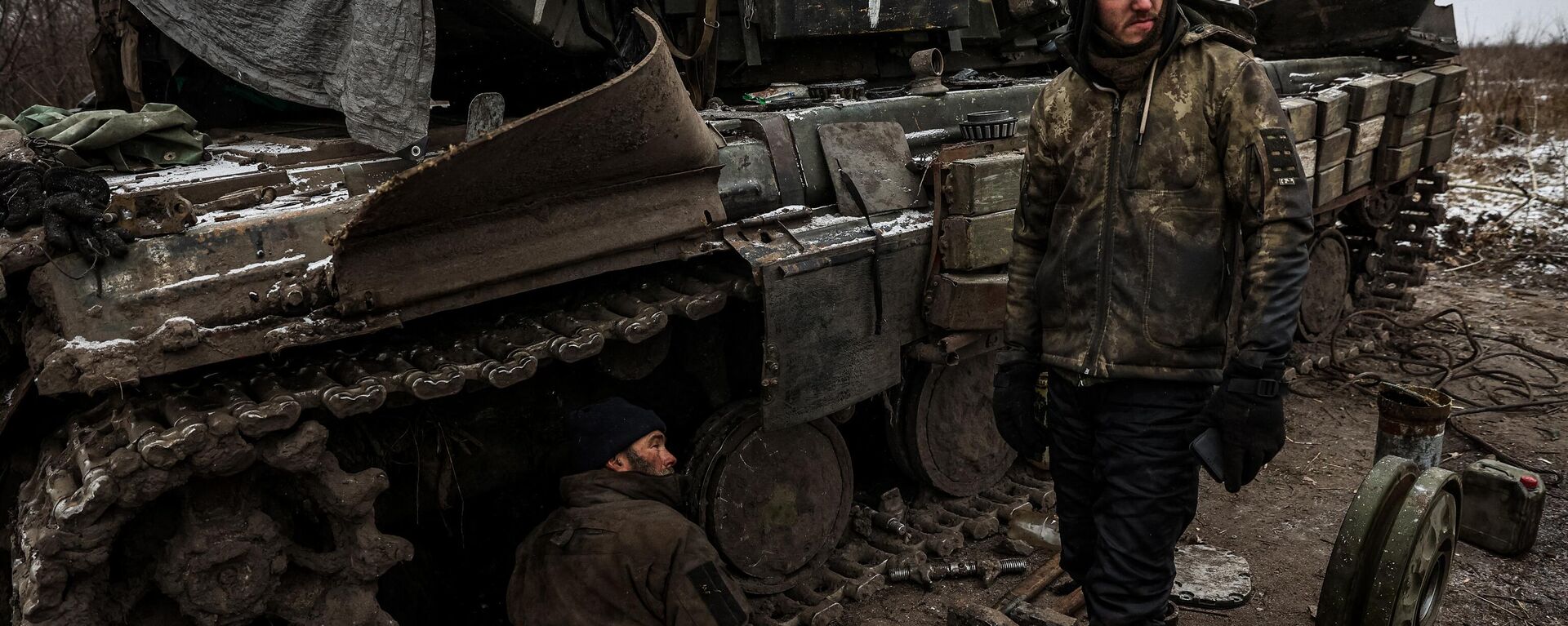 Ukrainian servicemen repair a tank near Kremennaya, LPR, on January 12, 2023 - Sputnik International, 1920, 18.01.2023