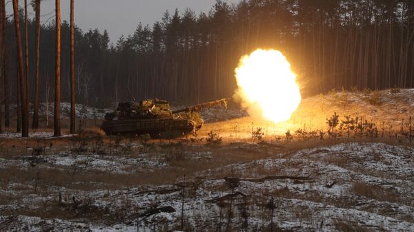 A Ukrainian tank fires at Russian positions near Kreminna, Lugansk region, on January 12, 2023 - Sputnik International