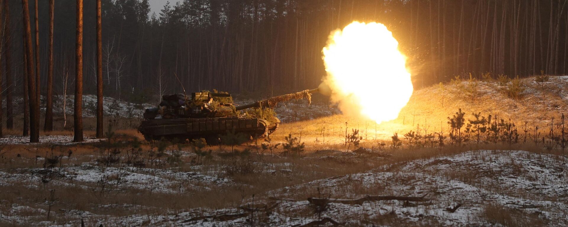 A Ukrainian tank fires at Russian positions near Kreminna, Lugansk region, on January 12, 2023 - Sputnik International, 1920, 14.02.2023