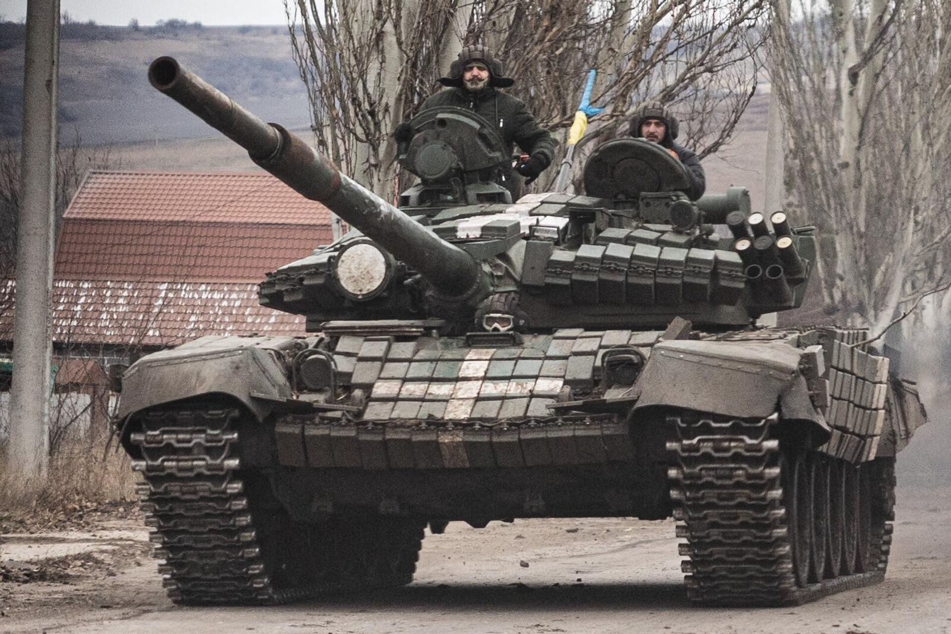Ukrainian armed forces' soldiers drive a T-72 tank on the outskirts of Bakhmut, eastern Ukraine on December 21, 2022 - Sputnik International, 1920, 18.01.2023