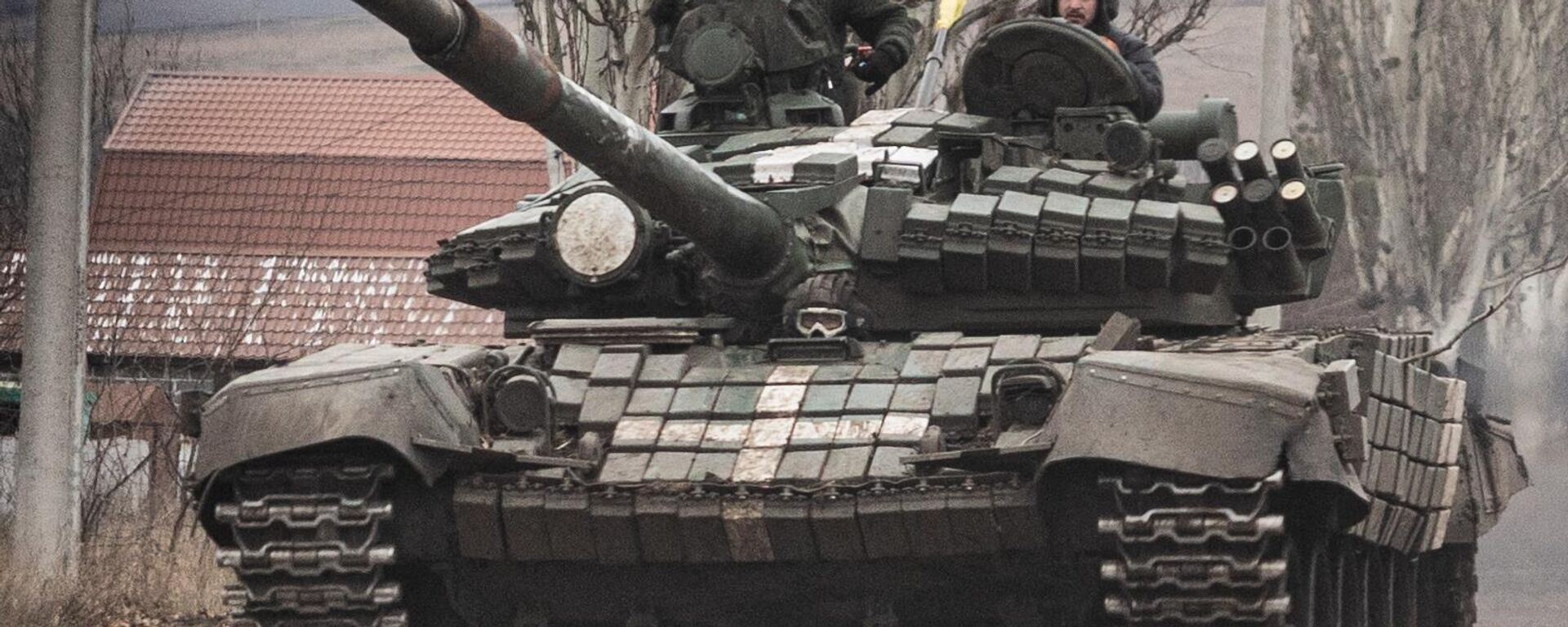 Ukrainian armed forces' soldiers drive a T-72 tank on the outskirts of Bakhmut, eastern Ukraine on December 21, 2022 - Sputnik International, 1920, 23.01.2023