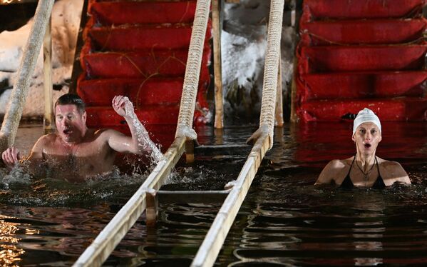 Believers plunge into a fountain during the celebration of Epiphany in Izmailovsky Kremlin in Moscow. - Sputnik International