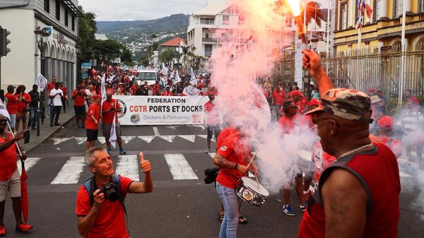 Protesters march in Saint-Denis de la Reunion, France - Sputnik International