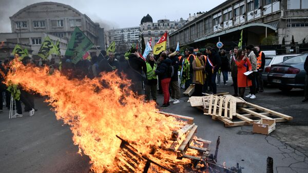 Демонстранты собираются во время митинга, созванного французскими профсоюзами в Париже, Франция - Sputnik International