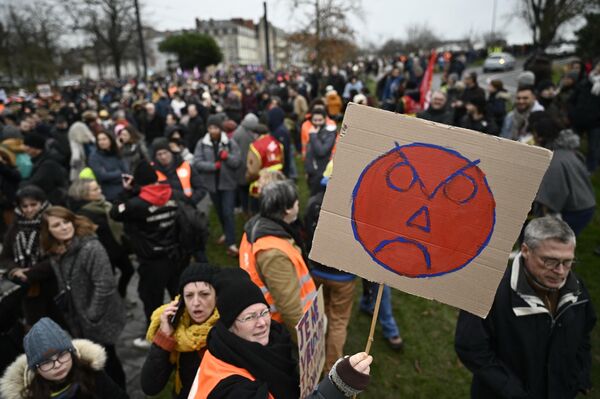 A protestor holds a placard during a rally called by French trade unions in Nantes, western France, on January 19, 2023, as workers go on strike over the French President&#x27;s plan to raise the legal retirement age from 62 to 64. (Photo by LOIC VENANCE / AFP) - Sputnik International