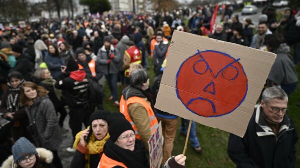 Протестующий держит плакат во время митинга, созванного французскими профсоюзами в Нанте, Франция - Sputnik International