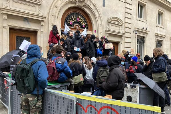 Старшеклассники блокируют вход в свою школу в Париже - Sputnik International