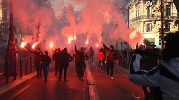 Протестующие размахивают файерами во время митинга, созванного французскими профсоюзами против правительственного плана пенсионной реформы в Марселе, на юге Франции - Sputnik International