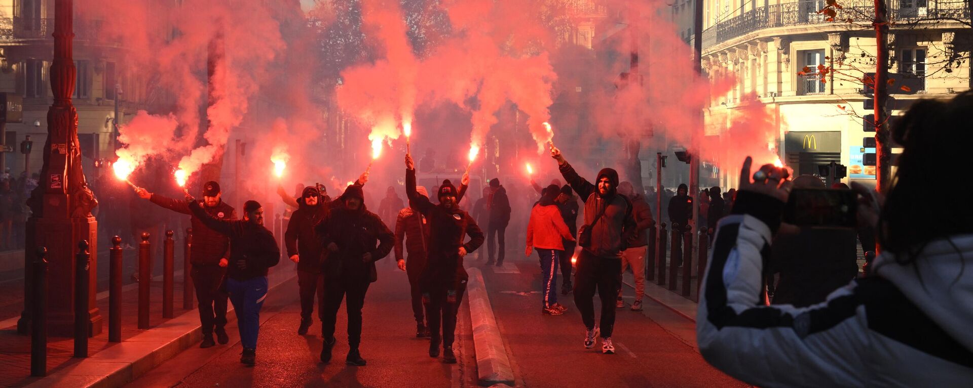 Протестующие размахивают файерами во время митинга, созванного французскими профсоюзами против правительственного плана пенсионной реформы в Марселе, на юге Франции - Sputnik International, 1920, 21.01.2023