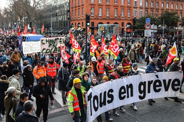 Protesters hold a banner reading &quot;all on strike&quot; during a rally called by French trade unions in Toulouse, southwestern France, on January 19, 2023.  - Sputnik International