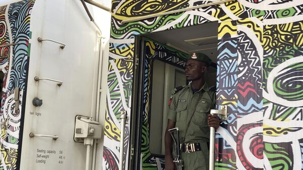 A police officer stand guards inside a train at the train station in Abuja, Nigeria, Monday, Dec. 5, 2022.  - Sputnik International