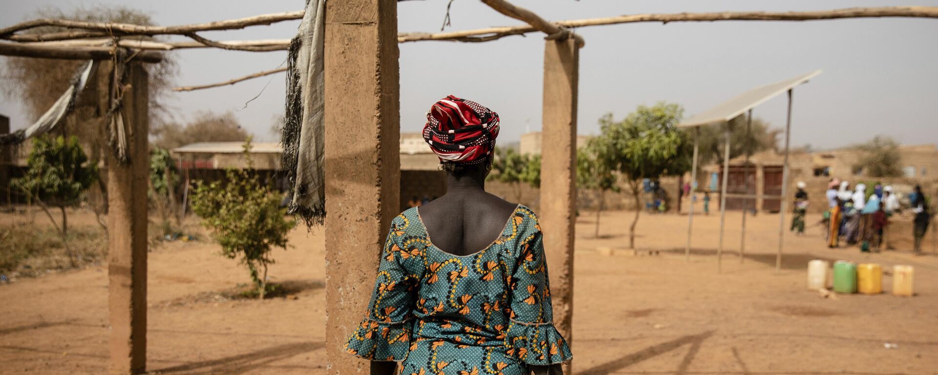 A displaced woman walks with a kettle Monday Feb. 8, 2021 in the Kaya camp, 100 kms North of Ouagadougou, Burkina Faso.  - Sputnik International, 1920, 13.02.2023