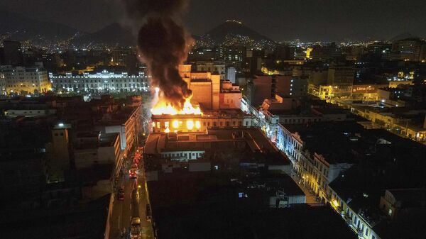 A building burns amid anti-government protests in downtown Lima, Peru, Thursday, January 19, 2023.  - Sputnik International