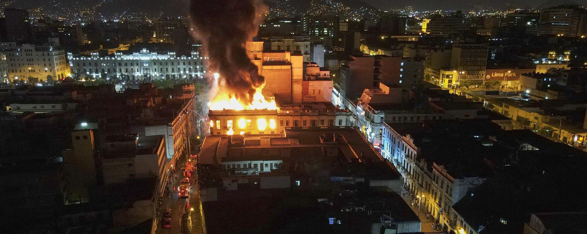 A building burns amid anti-government protests in downtown Lima, Peru, Thursday, January 19, 2023.  - Sputnik International, 1920, 20.01.2023
