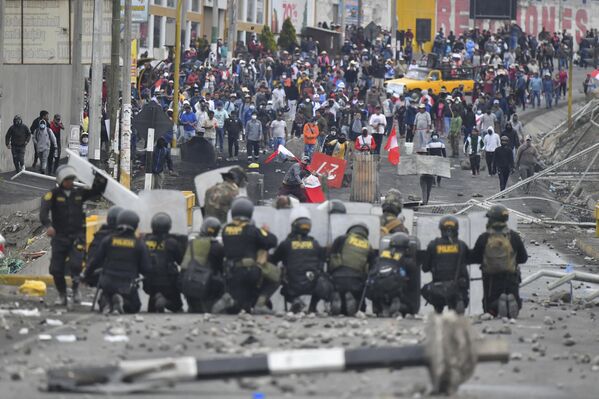 Demonstrators clash with riot police at the Aсashuayco bridge in Arequipa, Peru, during a protest against the government of President Dina Boluarte and to demand her resignation on January 19, 2023.  - Sputnik International
