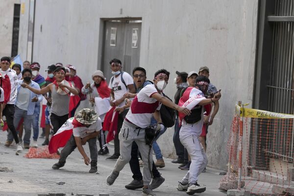 Anti-government protesters who traveled to the capital from across the country to march against Peruvian President Dina Boluarte, clash with the police in Lima, Peru, Thursday, January 19, 2023.  - Sputnik International