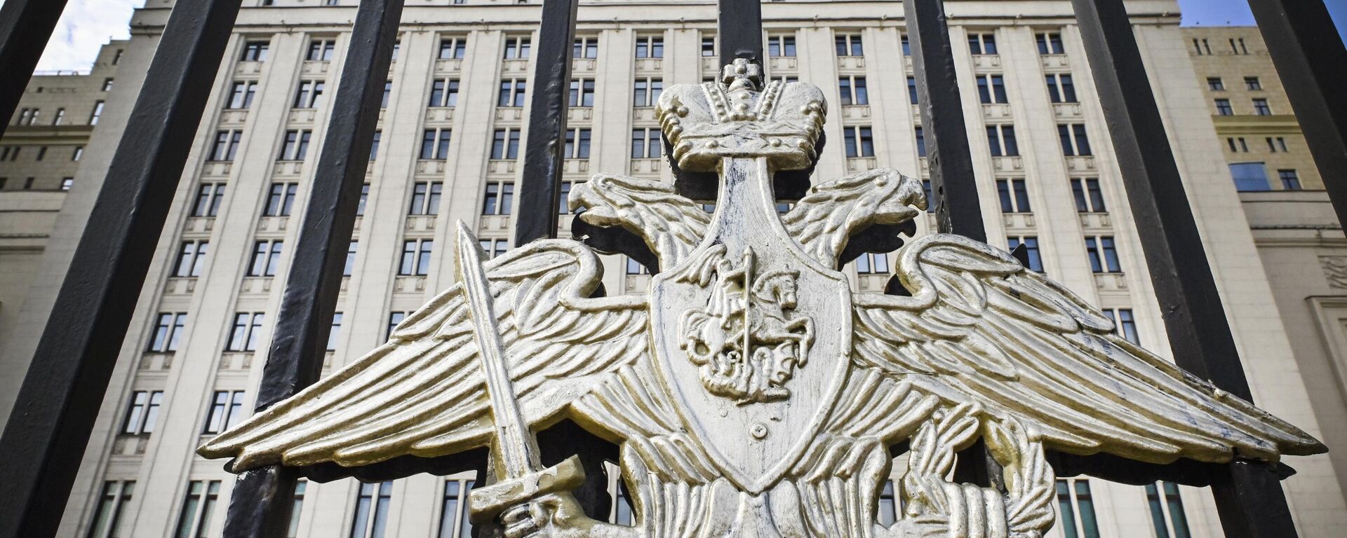This photograph shows the emblem of the Russian Defence Ministry at its headquarters in Moscow on August 30, 2022.  - Sputnik International, 1920, 20.01.2023